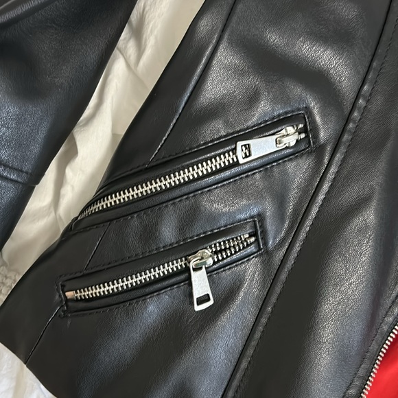 leather jacket - Picture 2 of 5